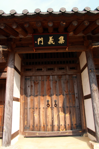 용암서원 정문인 외삼문에는 ‘집의문’이라는 현액이 걸려있다.