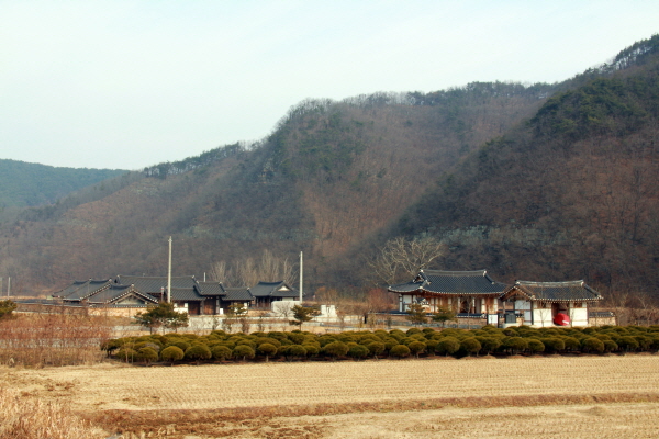 뇌룡정(사진 오른쪽)과 용암서원