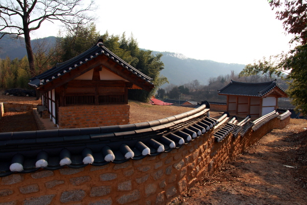 남명선생은 이글거리며 타오르는 불을 닮았다. 선생이 떠난 지 400년이 넘었다. 실천을 중시한 선생의 가르침은 다시금 이 땅에서 이글거려 새로운 역사를 쓰도록 이끈다. (사진은 남명선생 생가지)