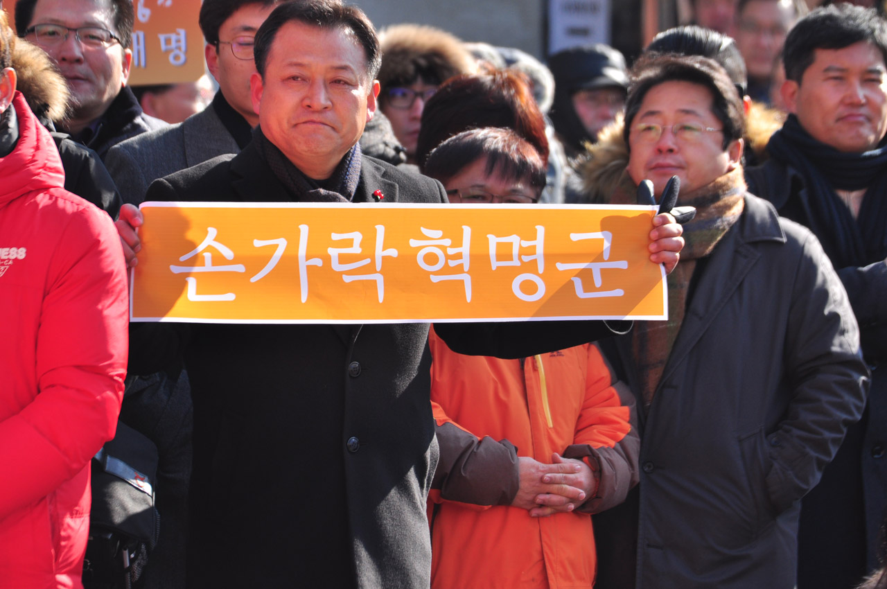 성남시 상대원동에 위치한 오리엔트 시계 사옥에서 23일 공식 출마회견중인 이재명성남시장을 지지하는 시민들