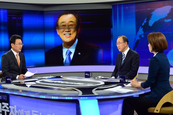 반기문 전 유엔 사무총장이 23일 오후 KBS에서 생방송으로 방송된 특별기획 '대선주자에게 듣는다'에 출연해 진행자의 질문에 답하고 있다.