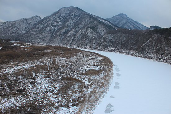  정여립이 서실을 차려놓고 동조 세력과 더불어 활쏘기 연습을 하는 등 활동 무대로 삼았던 천반산 아래 죽도마을 쪽에서 흘러내려오는 금강의 겨울 풍경