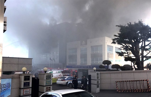 창원 성산구 성주동 소재 삼우금속공업에서 24일 오전 화재가 발생했다.