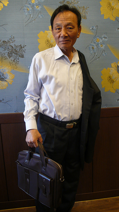 서울의 한 병원에서 암 세포 크기를 줄이는 치료를 받던 아버지. 서울 사람처럼 보이는 근사한 가방을 만 원에 샀다고 좋아하셨다.