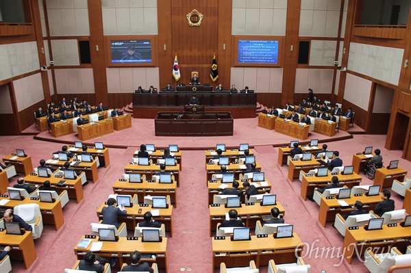 부산시의회는 24일 본회의를 열고 생활임금 조례안을 통과시켰다. 