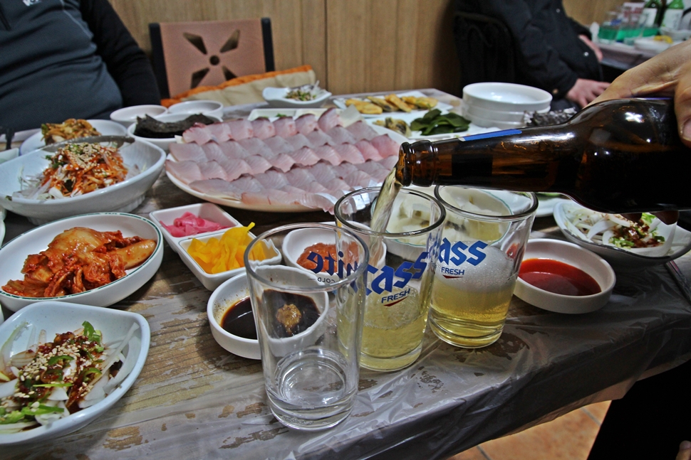 삼치회에 한잔 술은 삼치회를 맛의 정점으로 끌어 올려준다. 
