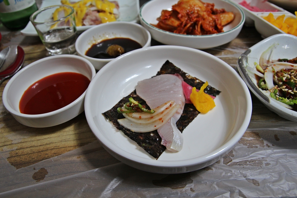 삼치회 맛은 단조롭기 때문에 김과 배추김치 생강절임 단무지 등 다양한 식재료와 함께 먹으면 좋다.
