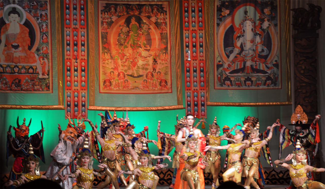 불교가 전래되는 과정을 보여주는 공연은 뮤지컬 같이 다양한 인물이 출연한다.