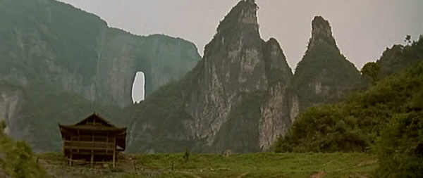 영화의 배경 봉황산 산골 마을 쓰촨성 장강 유역의 봉황산 ‘하늘 긴 꼬리 닭’이란 이름의 산골마을이 영화의 무대다.