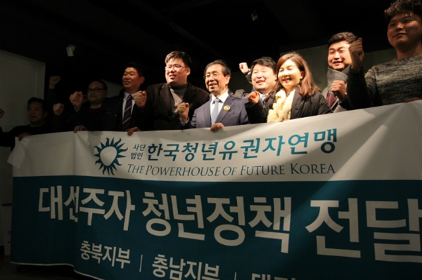 한국청년유권자연맹 충북, 충남, 대전지부는 이날 박 시장에게 청년정책 제안서를 전달했다.