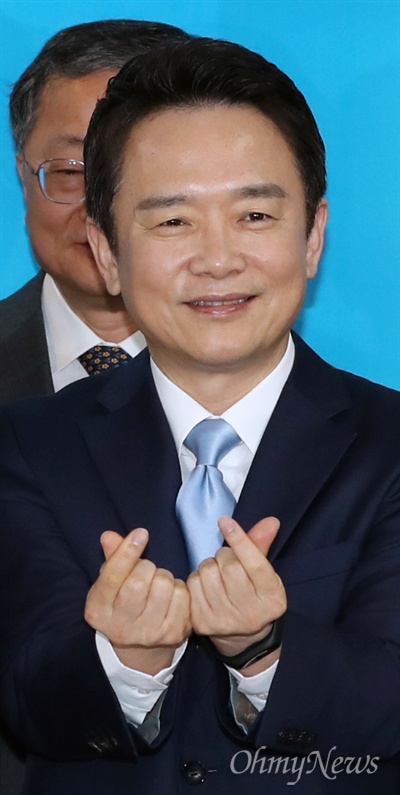 남경필 경기도지사가 25일 오전 서울 여의도 바른정당 당사에서 열린 대선출마 선언 기자회견에서 두 손으로 하트를 그려보이고 있다. 