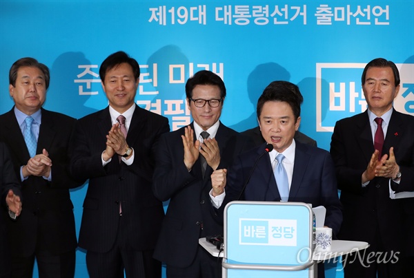 남경필 경기도지사가 25일 오전 서울 여의도 바른정당 당사에서 대선출마 선언을 하고 있다. 