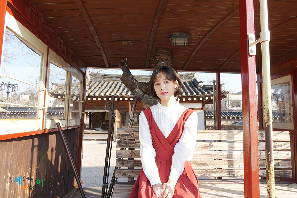  윤서형은 2016년 11월 단편영화 <아르마딜로>로 스크린 데뷔했다.