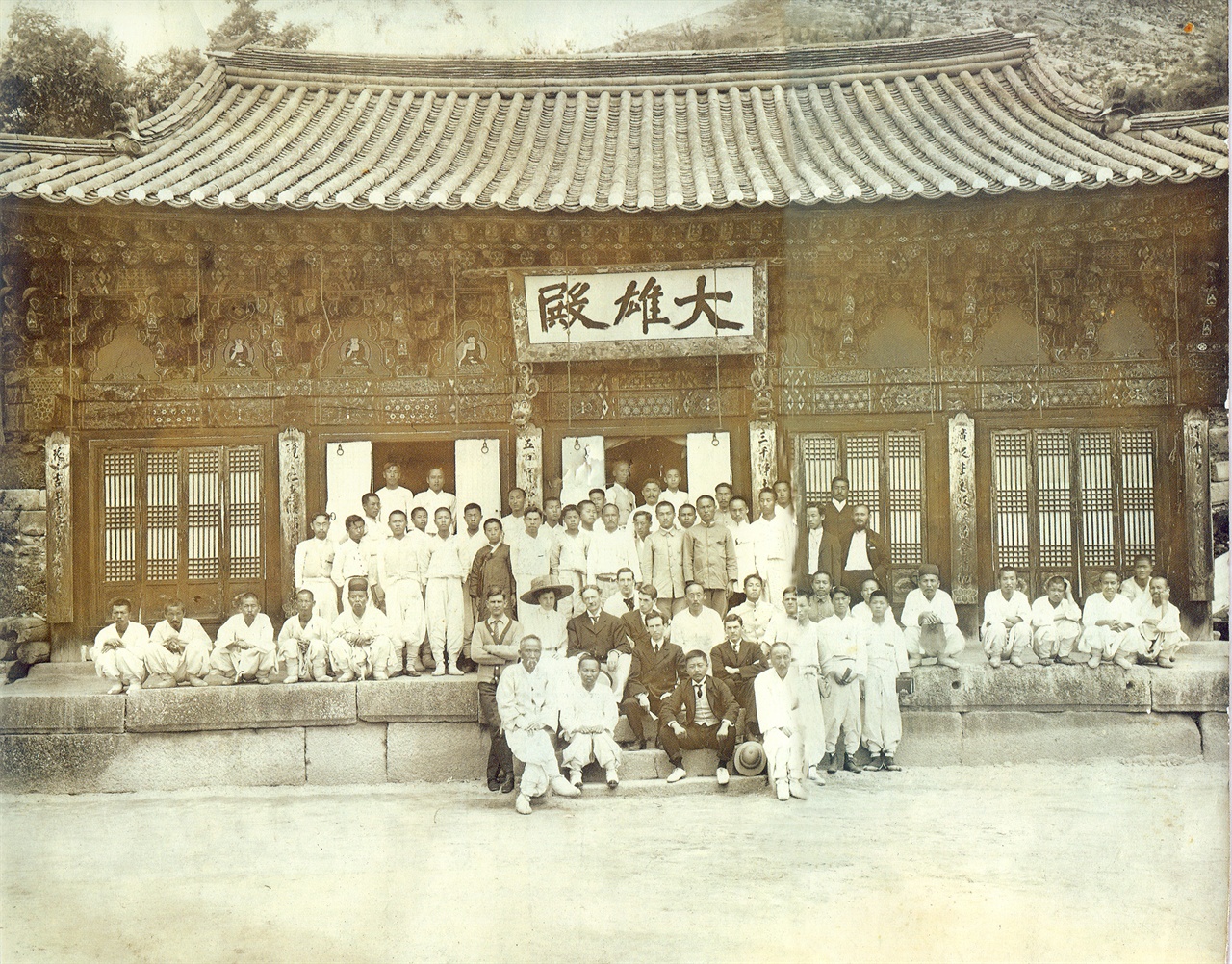1910년 6월 22일부터 27일까지 진관사에서 김규식 간사 주관 하에 개최된 제1회 학생 하령회 기념사진. 시진 속 추사의 현판 글씨가 또렷하다. 