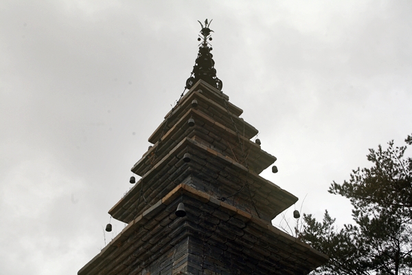 수마노탑의 상륜부는 원형을 보존하고 있다