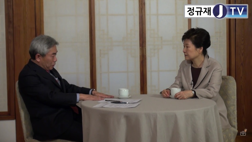 25일 정규재 <한국경제> 주필이 운영하는 유튜브채널 '정규재TV'와 인터뷰 중인 박근혜 대통령.