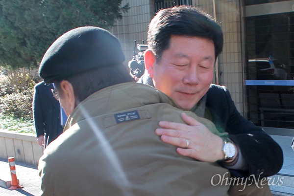 26일 부산지법 동부지원은 공직선거법 위반 등의 혐의로 재판에 넘겨진 박 의원에게 일부만을 유죄로 인정해 벌금 90만 원을 선고했다. 의원직을 유지할 수 있게된 박 의원이 재판 직후 법정을 나와 지지자를 안고 있다.   