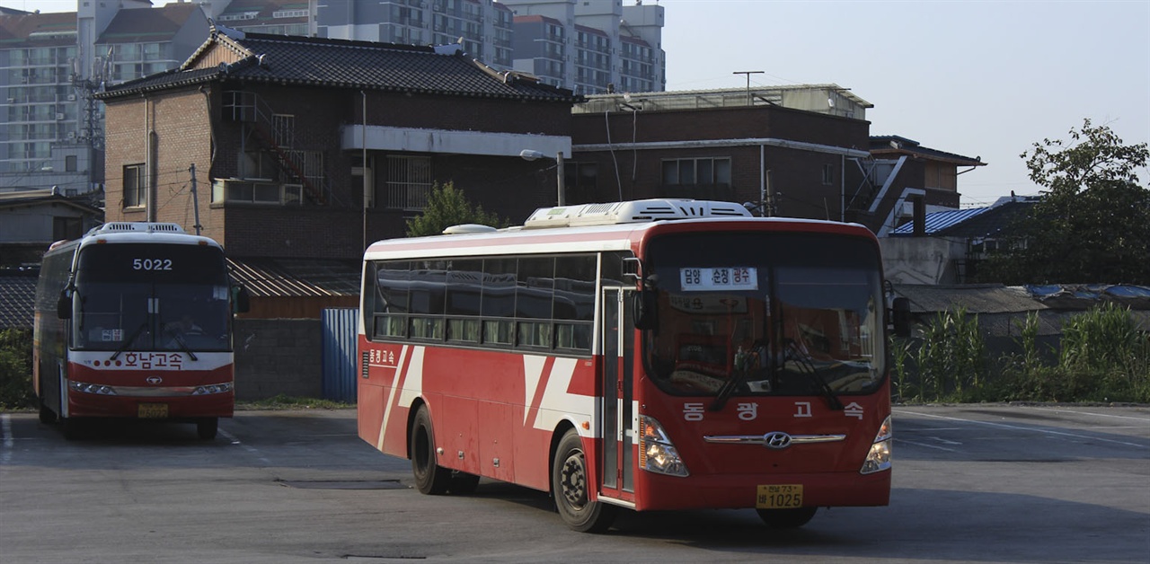 '시내버스'로 나오는 버스도 시외버스에 투입할 수 있다. 사진은 동광고속의 남원-광주 노선.