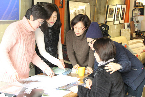  서은미(맨 왼쪽) 작가와 사진모임을 하는 사람들. 이들은 자신들이 찍은 사진으로 2월에 전시회를 열 예정이다.