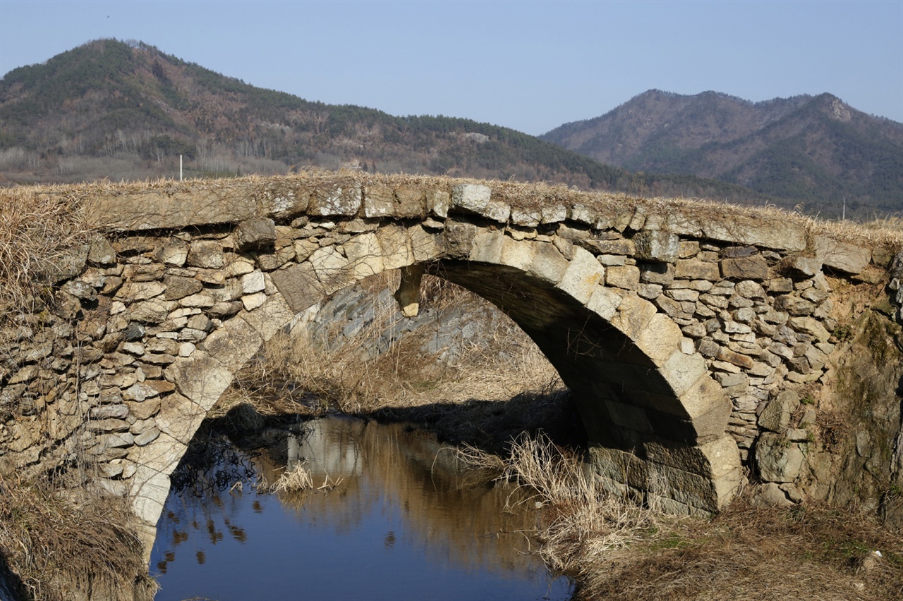  병영성 홍교. 역사가 오래 되고, 조형미도 빼어나다는 평을 받고 있다.