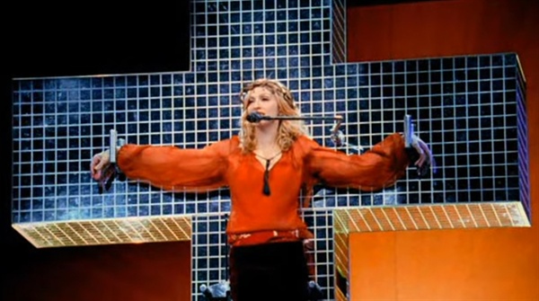  마돈나는 컨페션 투어에서 '십자가 퍼포먼스'를 벌였다.