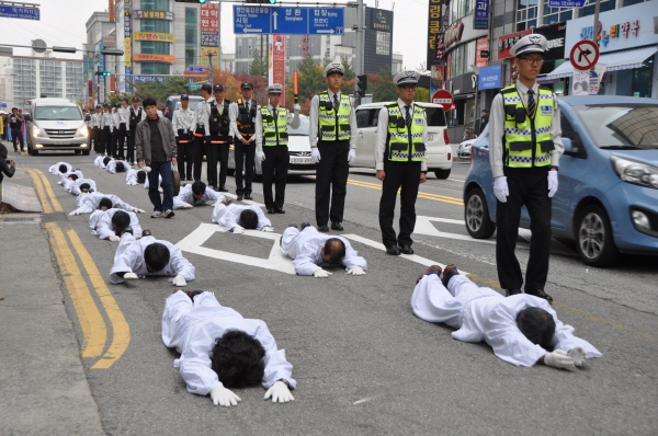 유성기업 노동자들이 끝없는 노동탄압에 온몸으로 저항하며 천안 신부동 공원에서 법원까지 오체투지를 벌이고 있다. 