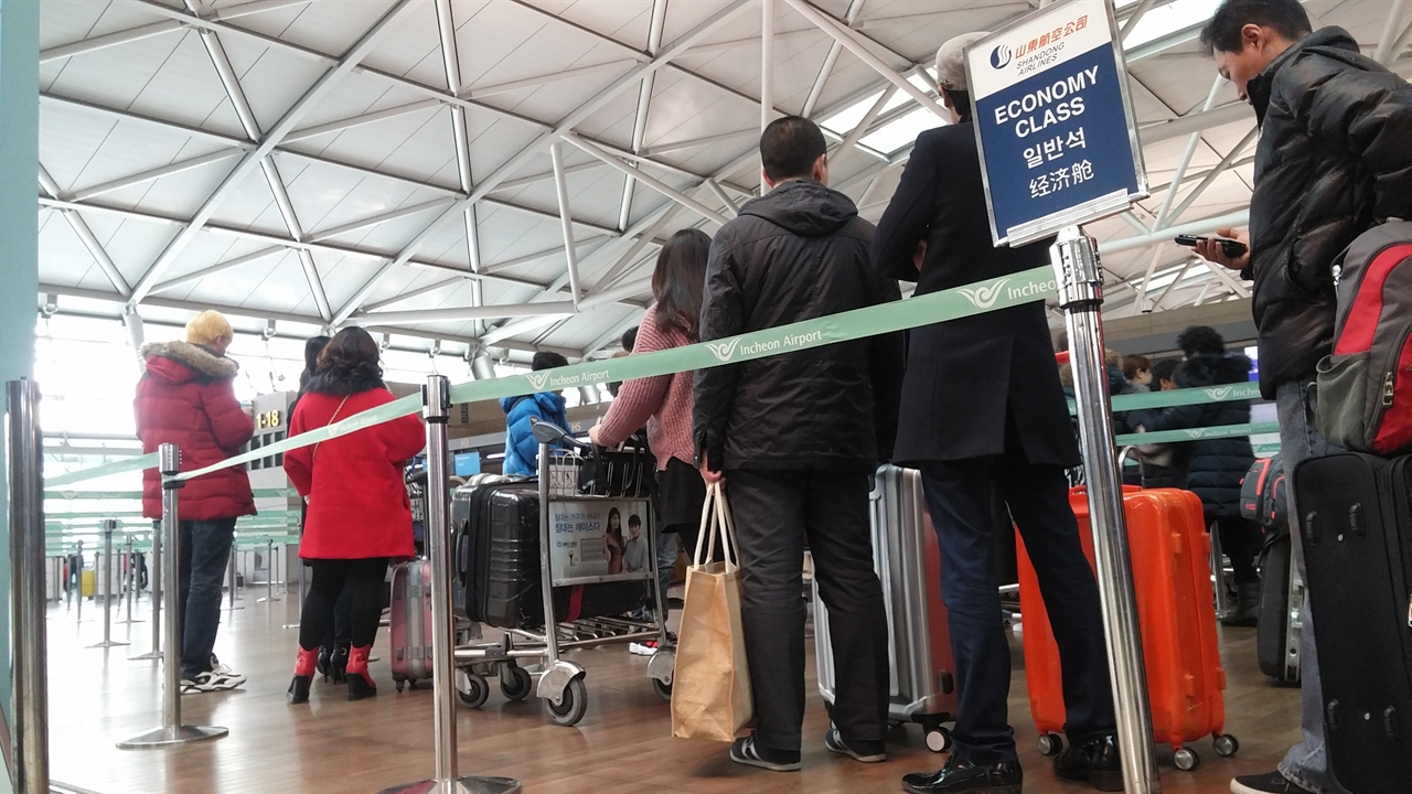26일 인천공항에서 비행기표를 끊기 위해 기다리는 관광객들