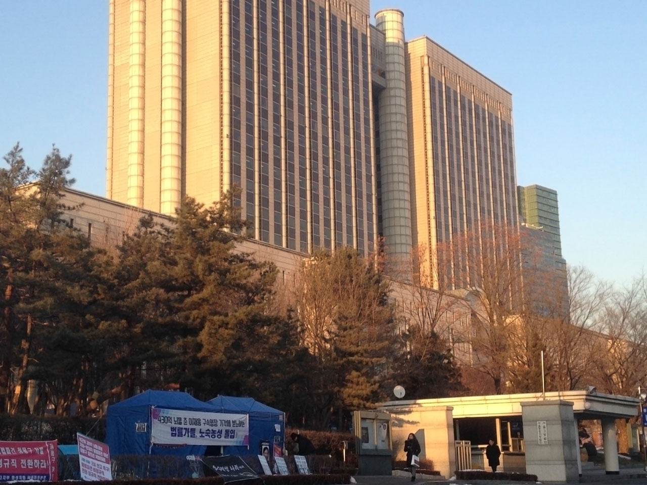 24일 서울지방법원 앞 농성장 모습. 