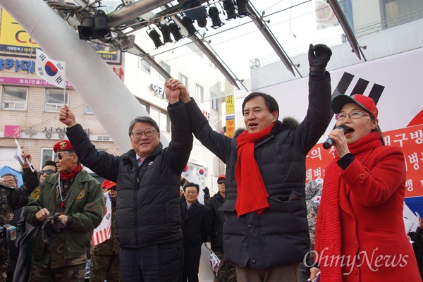 조원진 새누리당 의원과 김진태 의원이 26일 대구에서 열린 탄기국 집회에서 손을 들어 만세를 부르고 있다.