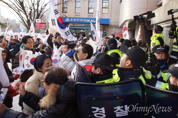  보수단체 회원들이 26일 오후 대구시청으로 몰려가 권영진 대구시장은 배신자라며 시청 건물 안으로 진입하기 위해 경찰들과 몸싸움을 벌이고 있다.