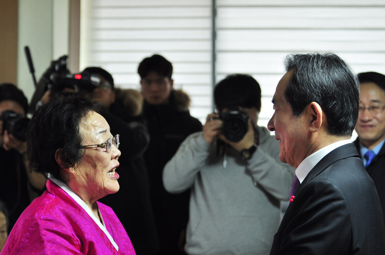  지난 26일 정세균 국회의장 같은 당 의원들과 국회사무처 일행, 광주시 박덕순 부시장 등 시 관계자들과 함께 위안부 피해자 할머니들을 찾아뵙고 안부를 여쭙고 이야기를 경청했다. 