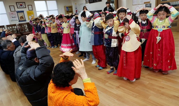 서울 송파구 잠실동 엘스아파트 경로당에서 설을 앞두고 한복을 곱게 차려입은 부리도어린이집 아이들이 어르신들에게 합동세배를 하고 있다. 