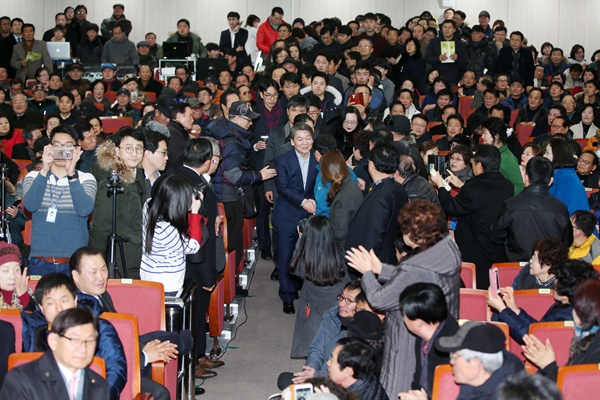 국민의당 안철수 전 대표가 22일 오후 광주 서구 치평동 일·가정양립지원본부에서 열린 '강철수와 국민요정들 토크쇼'에 지지자들과 악수를 나누며 입장하고 있다.