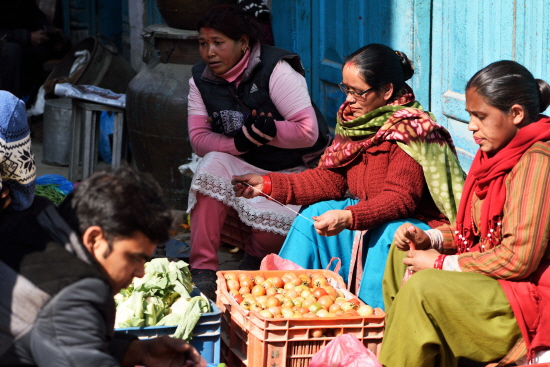 카트만두 도심의 한 시장에서 아주머니들이 과일을 팔고 있다.