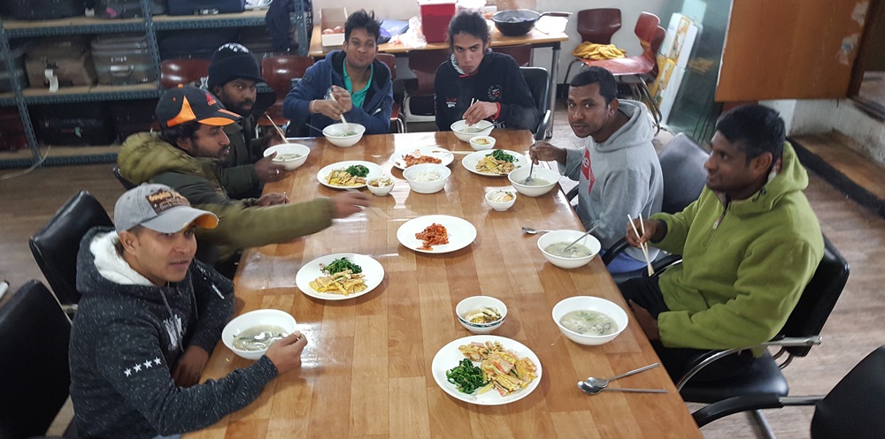 "떡국 맛있어요"  설 이튿날 외국인노동자들이 여수에서 한국의 설 음식인 떡국 맛을 봤다.