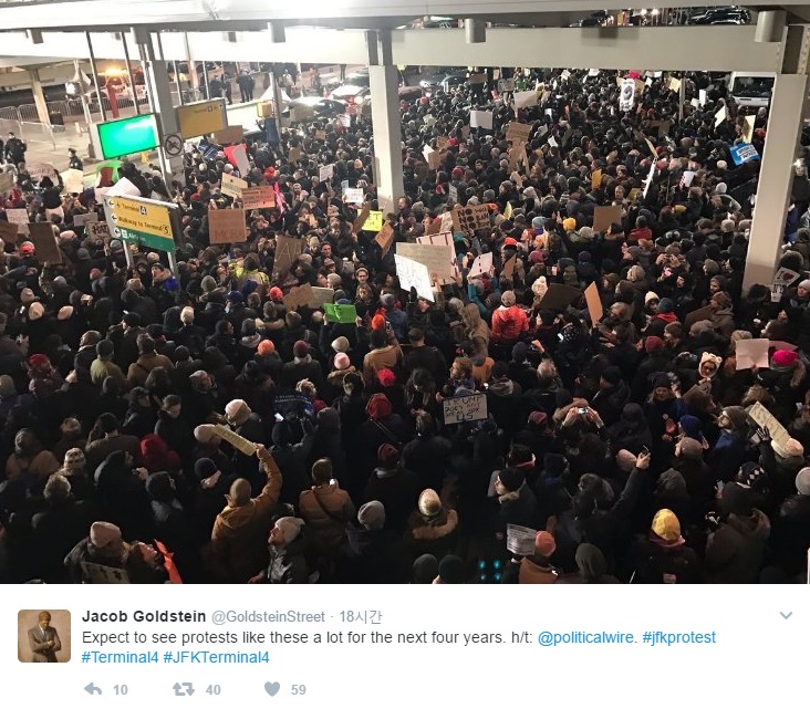 뉴욕 JFK 국제공항에서 열린 반이민 행정명령 반대 시위를 전하는 소셜미디어 갈무리.