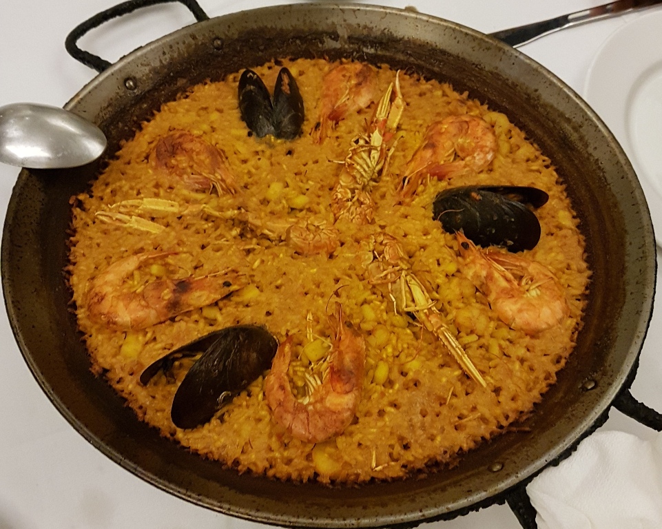 스페인의 대표 음식 중 하나인 빠에야. 길동무는 오징어 먹물을 활용한 먹물 빠에야 맛을 오래 잊지 못할 것이다. 