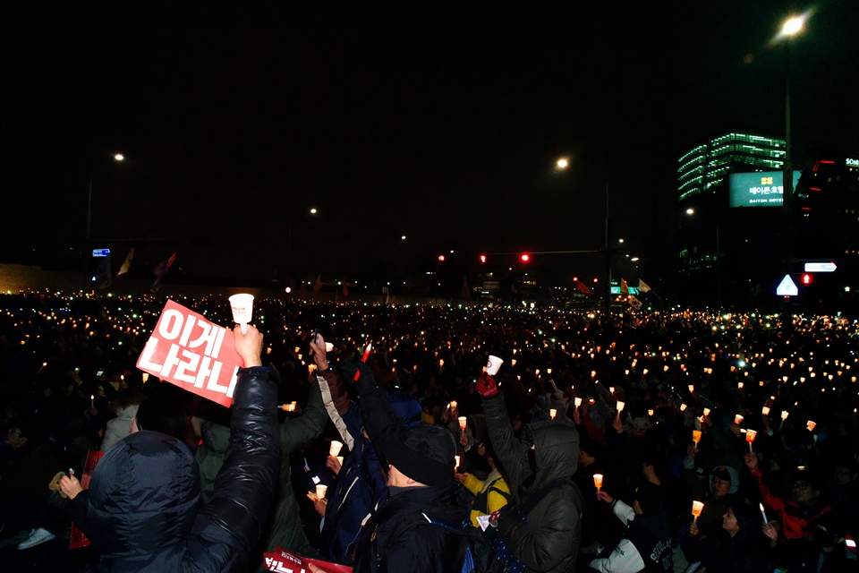 지난해 11월26일 '민중총궐기'가 열린 광화문광장에 모인 촛불들이다.