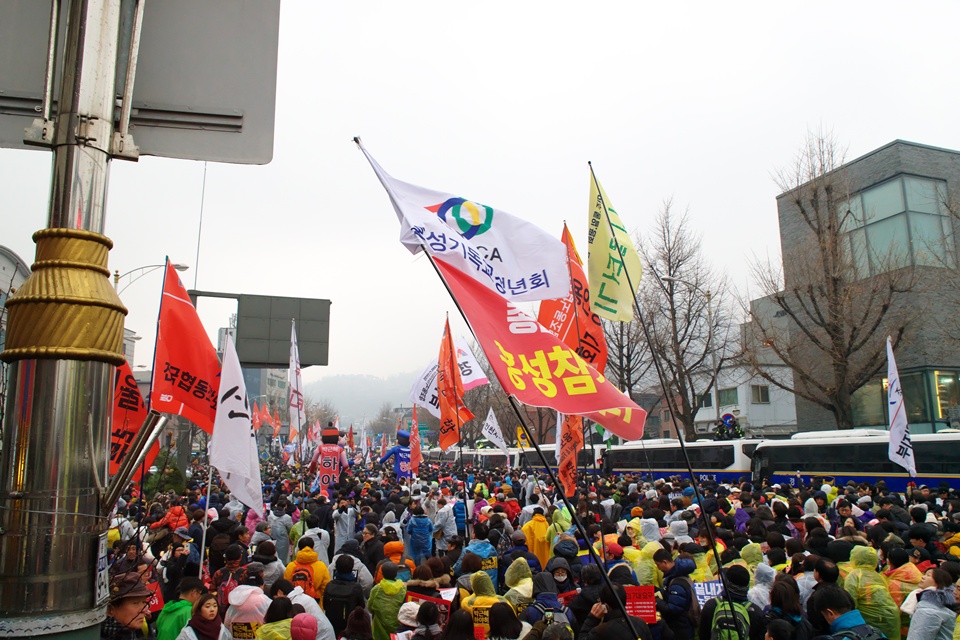 지나나해 11월26일 광화문광장에서 열린 '민중총궐기'에 참가한 홍성참가단의 깃발이 보인다.