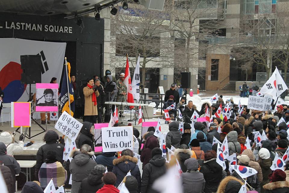29일 김진태 의원은 캐나다 토론토에서 열린 집회 관련 사진을 자신의 페이스북에 게시했다. 