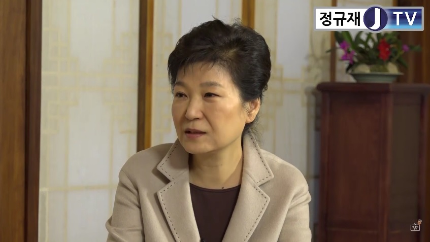 박근혜 대통령은 25일 정규재 <한국경제> 주필이 운영하는 유튜브채널 '정규재TV'와 1시간 가량 진행한 인터뷰에서 자신의 결백을 거듭 주장했다.
