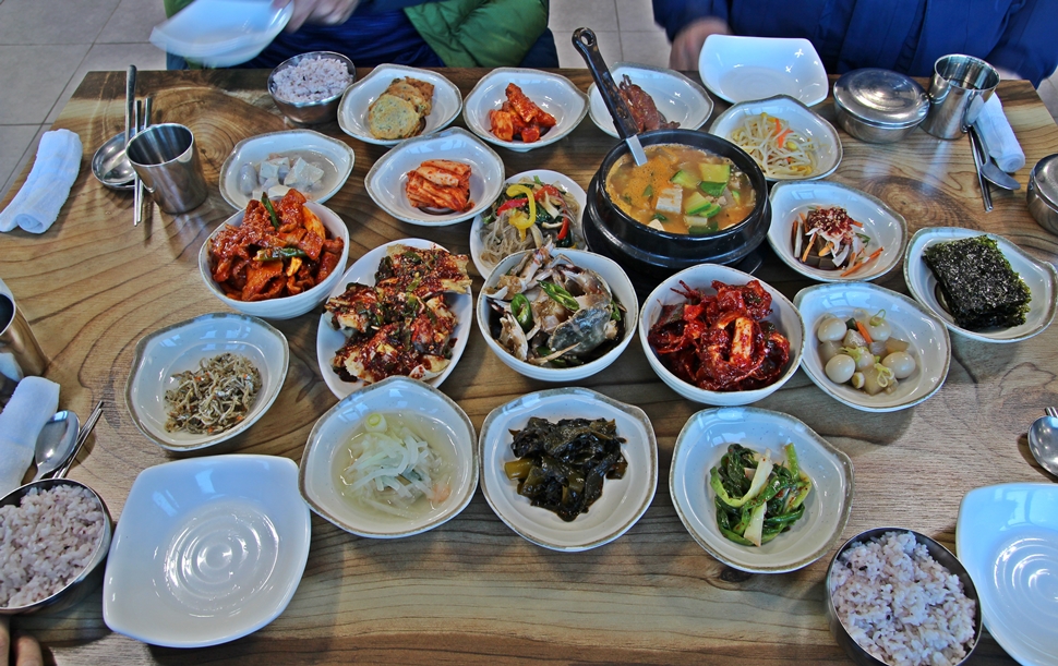 여수 남도식당 게장백반 기본 상차림이다.
