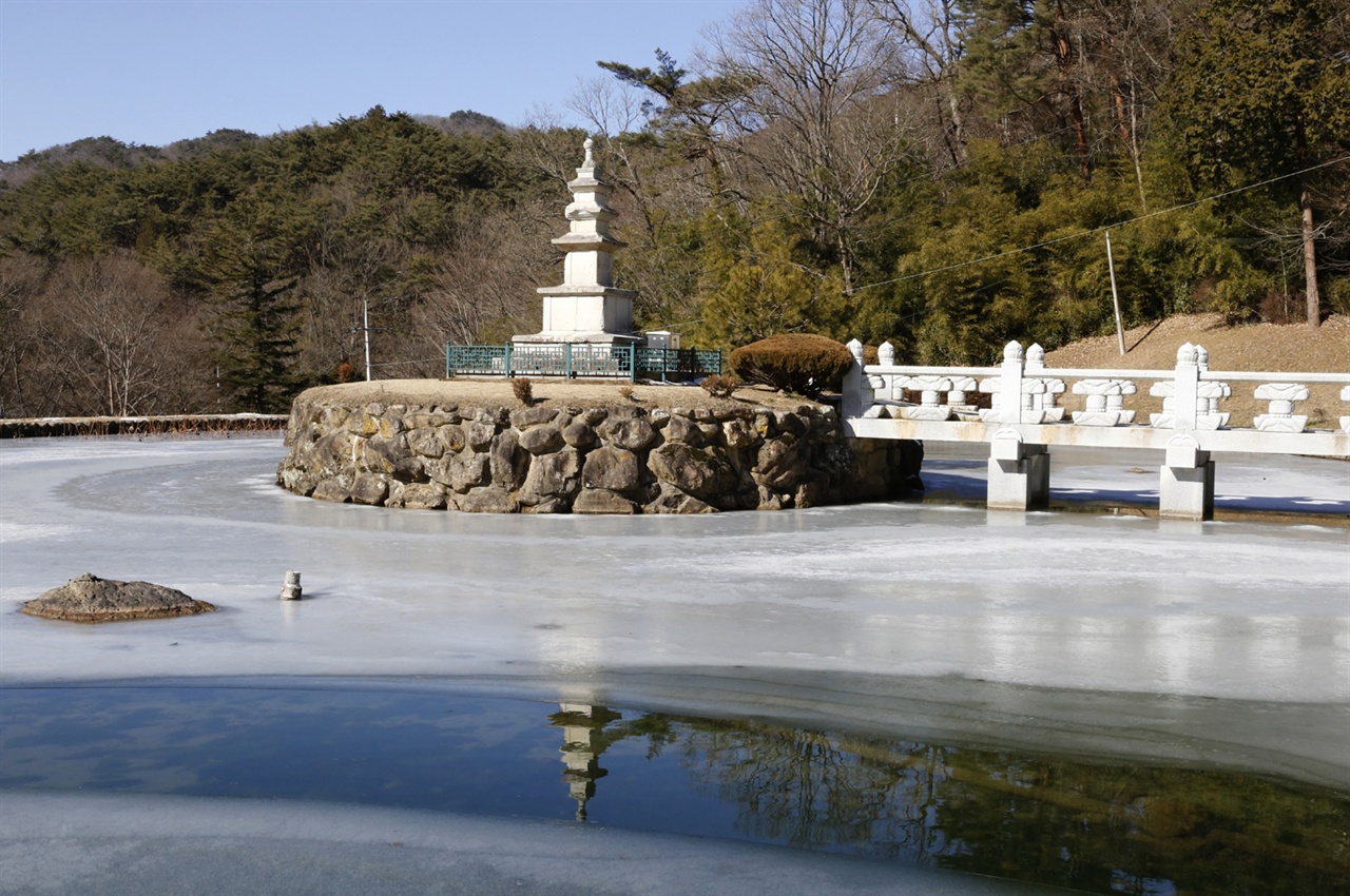 태안사가 품고 있는 독특한 연못과 석탑. 얼음이 녹은 물에 석탑이 반영돼 더 아름답다.