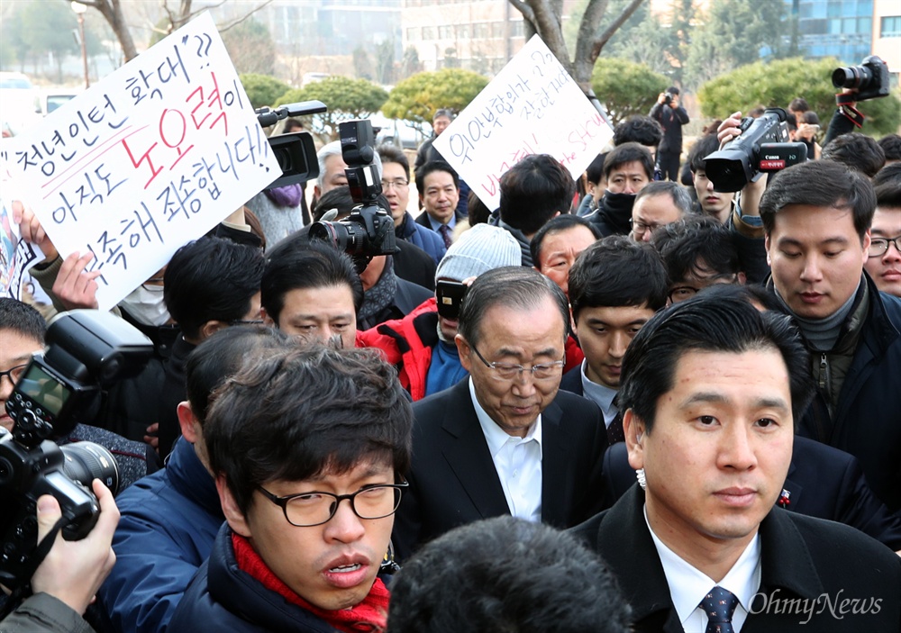 반기문 전 유엔 사무총장이 18일 오전 광주 조선대 강연장에 들어서며 학생들의 거센 항의를 받고 있다. 