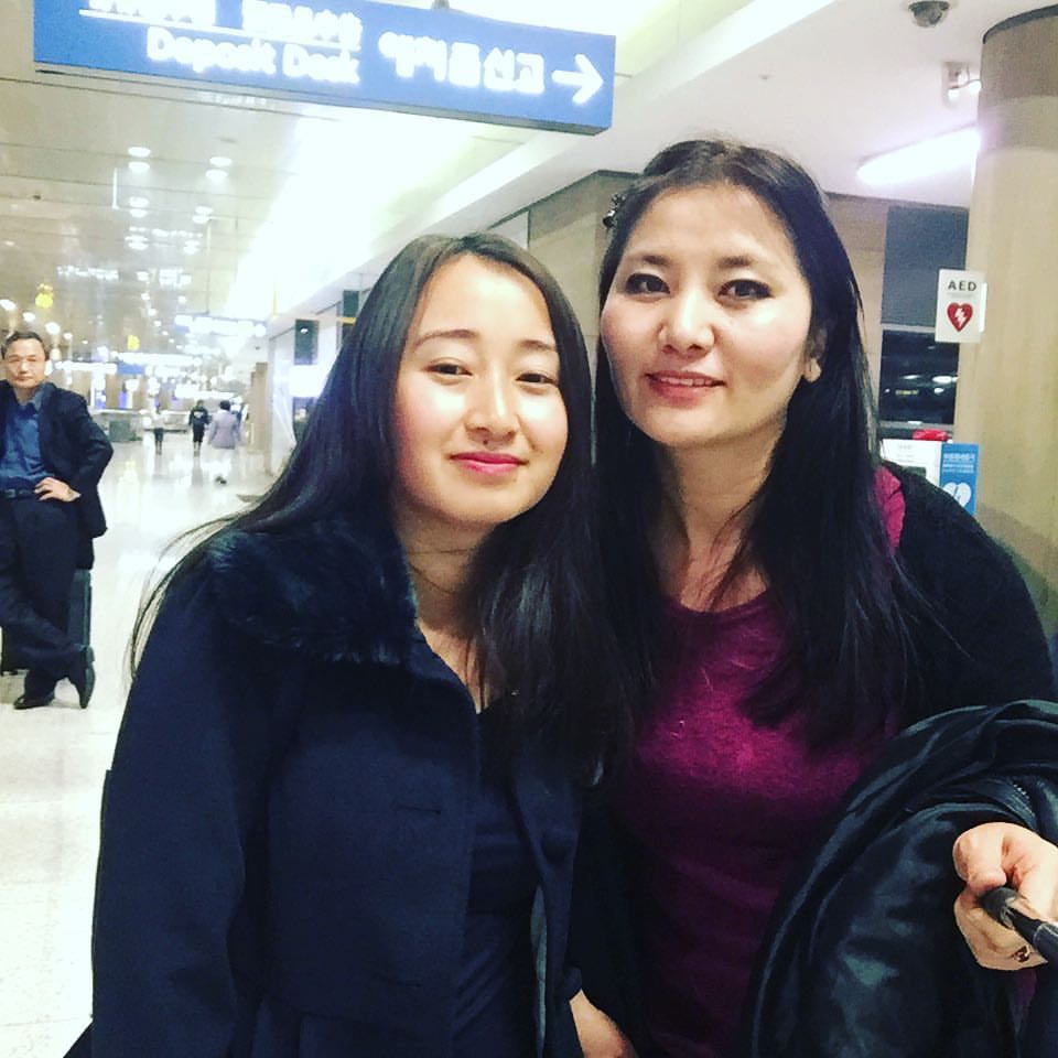 한국-부탄 30주년 수교 행사(Bhutan Korea Friendship Offer)에 참석차 한국을 방문한 부탄의 아세스 부탄 여행사 치미 뎀(Chimi Dem)사장과 그녀의 조카(인천공항).