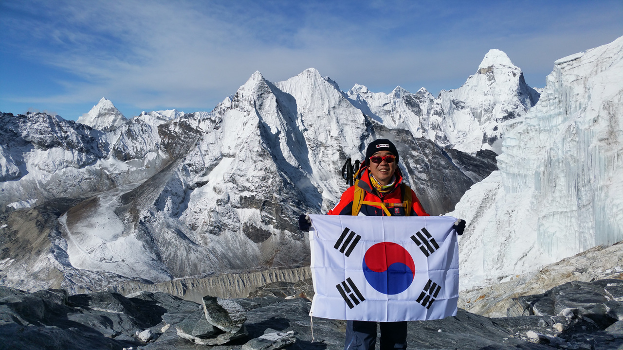 히말라야 임자체 5850m 설선면 경계에서