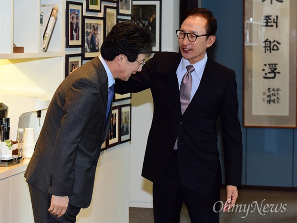 유승민 바른정당 의원이 31일 오전 서울 대치동 이명박 전 대통령 사무실을 찾아 인사하자, 이 전 대통령이 유 의원의 어깨를 토닥이고 있다. 