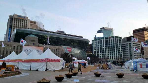 보수단체 회원들이 서울광장에 설치한 불법천막들.