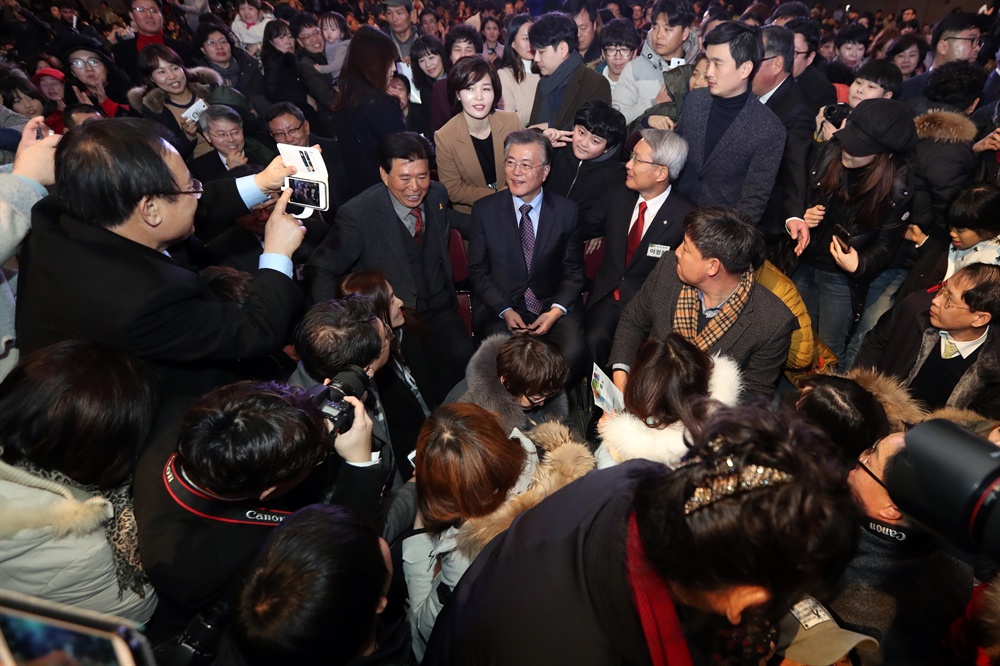 더불어민주당 문재인 전 대표가 22일 오후 광주 서구 김대중컨벤션센터에서 열린 포럼광주 출범식에서 지지자에게 둘러싸여 있다.
