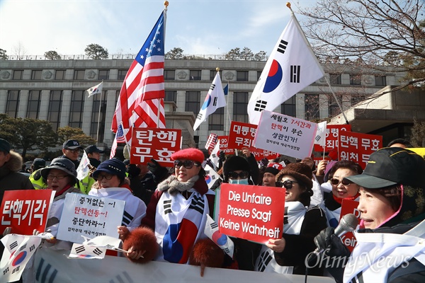 엄마부대 "박근혜는 무죄다" 주옥순 엄마부대 대표와 회원들이 31일 오전 종로구 재동 헌법재판소앞에서 "박근혜는 무죄다" "탄핵무효" 등을 주장하며 태극기, 성조기, 프랑스 국기 등을 들고나와 시위를 벌였다.